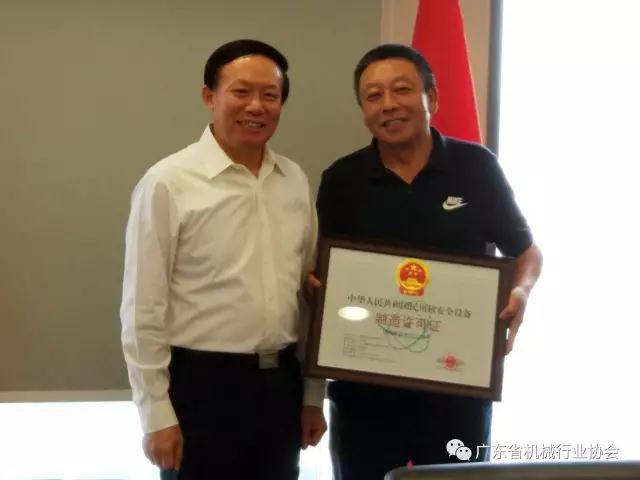 日前，國家核安全局下發(fā)《關(guān)于頒發(fā)明珠電氣股份有限公司民用核安全設(shè)備設(shè)計(jì)和制造許可證的通知》【國核安發(fā)（2017）166號(hào)】，明確向明珠電氣股份有限公司頒發(fā)民用核安全設(shè)備設(shè)計(jì)和制造許可證。9月1日，公司張少松董事長(zhǎng)代表公司前往國家核安全局領(lǐng)取證書，此舉正式確認(rèn)明珠電氣具備國家認(rèn)可的設(shè)計(jì)和制造核電站1E級(jí)干式變壓器的能力和資格