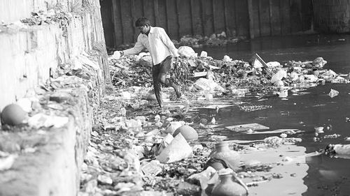 印度政府的一項(xiàng)建設(shè)100座焚燒廠以焚燒城市垃圾同時(shí)發(fā)電的提議，日前遭到了反對(duì)者的強(qiáng)烈批評(píng)。他們說(shuō)，該項(xiàng)計(jì)劃悍然不顧這個(gè)國(guó)家正在實(shí)施的減少空氣污染，進(jìn)而轉(zhuǎn)向更加清潔能源的努力