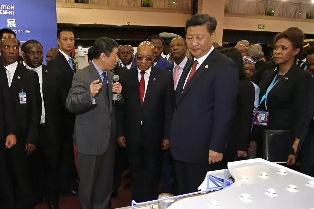 多年來,國家電投踐行“一帶一路”倡議,積極開拓國際電力市場(chǎng)！截至目前，在全球40個(gè)國家和地區(qū)，擁有11個(gè)工程總承包項(xiàng)目，35個(gè)咨詢?cè)O(shè)計(jì)、電站運(yùn)維服務(wù)等項(xiàng)目和1005萬千瓦投資在建項(xiàng)目。在金磚國家巴西、南非、印度的能源開發(fā)和服務(wù)等領(lǐng)域,國家電投也取得了積極進(jìn)展