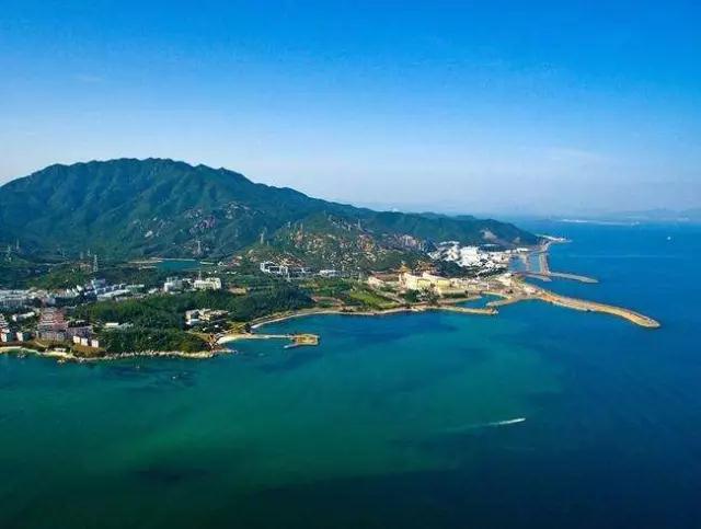 9月3日至5日，占據(jù)全球經(jīng)濟(jì)增長(zhǎng)一半份額的金磚國(guó)家第九次峰會(huì)將在廈門(mén)召開(kāi)，作為我國(guó)最大、全球第五大核電運(yùn)營(yíng)商，也是具有國(guó)際影響力的清潔能源集團(tuán)，中廣核積極開(kāi)拓金磚國(guó)家市場(chǎng)，在核電、鈾資源開(kāi)發(fā)、非動(dòng)力核技術(shù)等領(lǐng)域取得了積極進(jìn)展。（大亞灣核電基地）據(jù)了解，中廣核與金磚國(guó)家的合作由來(lái)已久