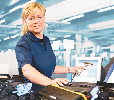 隨著技術(shù)的高頻更新，電腦、手機(jī)、數(shù)碼相機(jī)等電子設(shè)備的淘汰周期越來(lái)越短，轉(zhuǎn)眼就變成“電子垃圾”，既造成巨大浪費(fèi)，也埋下新的隱患。電子產(chǎn)品回收利用成為各國(guó)共同的課題，不少國(guó)家使出的法子也是蠻拼的