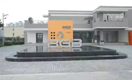 餐廚垃圾，顧名思義是指在食品加工、飲食服務(wù)、單位供餐等過(guò)程中產(chǎn)生的食物殘余和廢棄食用油脂。它富含有機(jī)物，是非常寶貴的可再生資源，同時(shí)容易腐爛和滋生病原微生物產(chǎn)生惡臭