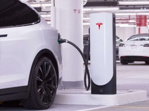 9月12日消息，特斯拉日前發(fā)布博文稱，為方便用戶使用，將推出城市超級(jí)充電站，裝設(shè)在超市、購物中心或者鬧市區(qū)。特斯拉充電樁 特斯拉稱，城市超級(jí)充電站將會(huì)裝設(shè)在方便用戶使用的地方，包括超市、購物中心或者鬧市區(qū)，讓車主在購物或辦公的同時(shí)也可以為車輛快速充電