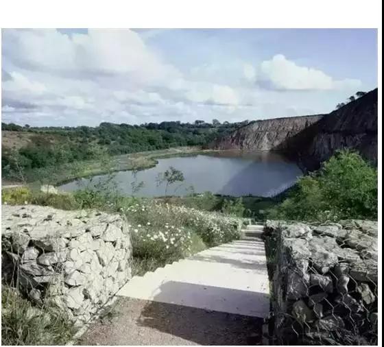 廢棄礦山(采石場)給城市帶來較為嚴(yán)重的景觀生態(tài)問題，如水土流失、威脅城市防洪、降低生物的多樣性、對地表的破壞等，對城市生態(tài)、社會、經(jīng)濟的可持續(xù)發(fā)展造成一定的影響。西方發(fā)達(dá)國家在上個世紀(jì)初就開始了采石場生態(tài)修復(fù)的相關(guān)工作