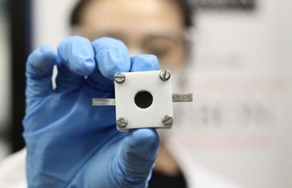 鋅空氣電池以原材料常見和能量密度高有著誘人的應(yīng)用前景，但充電困難一直桎梏著其發(fā)展。如今，科研人員研制出高性能和低成本催化劑，將打破這一瓶頸，使鋅空氣電池具有優(yōu)異的充電性能，擴(kuò)大其應(yīng)用范圍