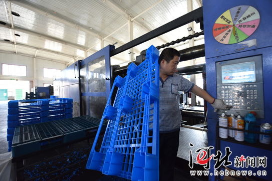 9月4日，廊坊文安經(jīng)濟(jì)開(kāi)發(fā)區(qū)智能電網(wǎng)產(chǎn)業(yè)園國(guó)電遠(yuǎn)鵬能源科技股份有限公司項(xiàng)目施工現(xiàn)場(chǎng)一片忙碌。“該智能電網(wǎng)項(xiàng)目總投資20億元，達(dá)產(chǎn)后可實(shí)現(xiàn)年產(chǎn)值10億元，納稅不低于3000萬(wàn)元