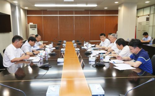 9月1日，中核集團(tuán)董事長(zhǎng)、黨組書(shū)記王壽君在集團(tuán)公司總部會(huì)見(jiàn)了中陜核工業(yè)集團(tuán)董事長(zhǎng)、黨委書(shū)記張斌成，副總經(jīng)理、總工程師王建國(guó)一行。雙方就深化合作事宜進(jìn)行了會(huì)談