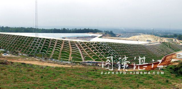 垃圾，顧名思義就是屋外堆立的臟土(扔掉的廢物)，高得“伸手可及”了，古人便重新尋覓或挖掘洞穴。大約8000年前，古人利用土坑來(lái)堆放垃圾，古代垃圾場(chǎng)的遺跡里，大多數(shù)是碎裂的瓷器、漆器，而糞便、泔水之類當(dāng)肥料，至于金屬產(chǎn)量低，基本都回收利用了