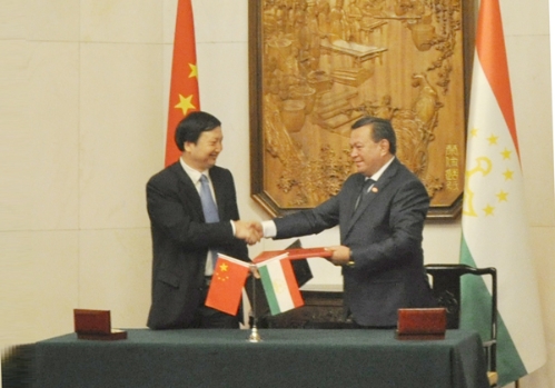 8月31日，中核集團(tuán)總經(jīng)濟(jì)師黃敏剛在京會(huì)見(jiàn)了到訪的塔吉克斯坦共和國(guó)科學(xué)院院長(zhǎng)拉赫米，雙方就核技術(shù)領(lǐng)域合作進(jìn)行了交流。會(huì)后，中核集團(tuán)與塔吉克斯坦共和國(guó)科學(xué)院簽署了合作諒解備忘錄