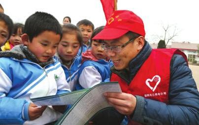 國網(wǎng)內(nèi)江供電公司志愿者們走進(jìn)校園宣傳電力知識(shí)國網(wǎng)內(nèi)江供電公司：政企合作防外力破壞 護(hù)電網(wǎng)平安去年5月29日，在四川省第十二屆人大常委會(huì)第九次會(huì)議上，歷經(jīng)6年、10多次修改的四川省首部地方電力立法《四川省電力設(shè)施保護(hù)和供用電秩序維護(hù)條例》正式通過，并于去年10月1日起施行。據(jù)了解，新頒布的《條例》，針對(duì)特高壓、風(fēng)力發(fā)電等項(xiàng)目作出了明確的保護(hù)規(guī)定，填補(bǔ)了各電壓等級(jí)特高壓電力線路保護(hù)的空白