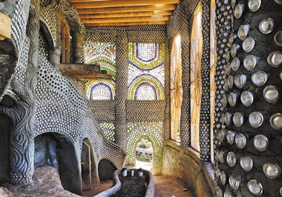 邁克˙雷諾茲是一位美國建筑師，50年來，他和他的團隊以及后來的地球之舟生態(tài)建筑公司只做了一件事：就是用廢棄輪胎、玻璃瓶、易拉罐等各種各樣的垃圾在世界各地造房子。因為很舒適、很環(huán)保，他自己就在這樣的“垃圾”房子里面住了30年