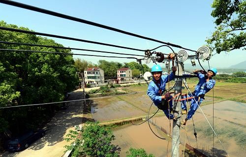 低壓電器是一種能根據外界的信號和要求，手動或自動地接通、斷開電路，以實現對電路或非電對象的切換、控制、保護、檢測、變換和調節(jié)的元件或設備。我國低壓電器的發(fā)展已經有五十多年的歷史