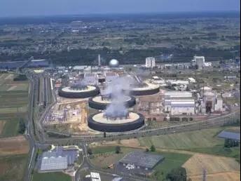 談到法國(guó)，大多數(shù)人們想到的是二戰(zhàn)中死守馬奇諾防線而潰敗的呆子，或者是風(fēng)情萬(wàn)種的法國(guó)男女，似乎法國(guó)只是一個(gè)逗比國(guó)家。而實(shí)際上，拿破侖橫掃歐洲，法國(guó)一戰(zhàn)時(shí)大敗德國(guó)，二戰(zhàn)后公開(kāi)與美國(guó)唱反調(diào)，在中子彈問(wèn)題上玩弄美國(guó)，在歐共體問(wèn)題上排斥英國(guó)，這些事情才真正反映法國(guó)的內(nèi)在本質(zhì)