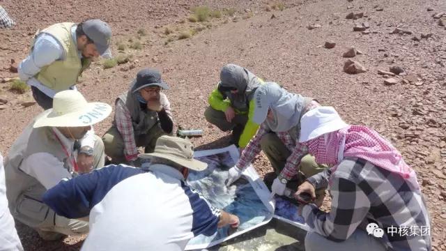 2017年8月21日凌晨3點(diǎn)，在中國北京北三環(huán)外的一處院子里，核工業(yè)北京地質(zhì)研究院院長、沙特項目負(fù)責(zé)人李子穎在辦公室向沙特地質(zhì)調(diào)查局發(fā)送了電子郵件，隨后推開窗戶深深吸了一口稍許涼爽的空氣。為了做好沙特鈾釷資源項目，和團(tuán)隊奮戰(zhàn)在一起的他，又一次欣賞到了凌晨三點(diǎn)北京夜空的顏色