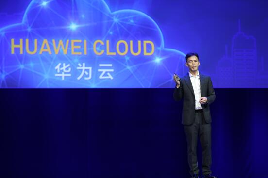 今日，在HUAWEICONNECT2017期間，華為IT產(chǎn)品線副總裁黃瑾在“智聯(lián)萬(wàn)物，云領(lǐng)創(chuàng)新”主題演講中，重磅發(fā)布了涵蓋硬件、軟件、數(shù)據(jù)、聯(lián)接、架構(gòu)、混合云等6個(gè)方面的創(chuàng)新解決方案，幫助客戶實(shí)現(xiàn)數(shù)字化轉(zhuǎn)型。同時(shí)，華為聯(lián)合中國(guó)工商銀行、神龍汽車(chē)有限公司分享了技術(shù)創(chuàng)新在數(shù)字化轉(zhuǎn)型的成功實(shí)踐