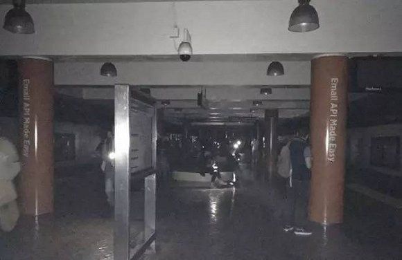 目前沒有官方消息證實(shí)美國(guó)三大城市的突然停電有什么必然聯(lián)系。周五總是令人愉悅的，因?yàn)檠劭措x周末就不遠(yuǎn)了