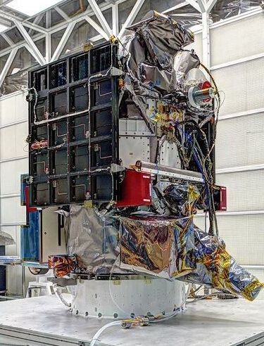 太空天氣(space weather)預(yù)報員將獲得一種重要的新工具，能在地球磁場可能損害關(guān)鍵基礎(chǔ)設(shè)施、導(dǎo)致預(yù)測中斷時先獲得警報──因為美國國家大氣與海洋管理局(National Oceanic and Atmospheric Administration，NOAA)準(zhǔn)備發(fā)射一顆深太空氣候觀測衛(wèi)星(Deep Space Climate Observatory，簡稱 DSCOVR)，用以監(jiān)測太陽的活動。DSCOVR預(yù)定于2015年1月23日以SpaceX的獵鷹9號(Falcon 9)火箭搭載，從美國佛羅里達(dá)州