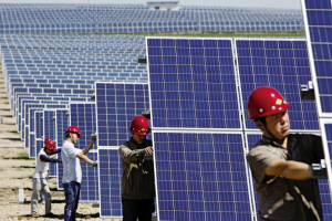 綠能源，靚草原。內(nèi)蒙古得天獨(dú)厚的資源稟賦和區(qū)位優(yōu)勢(shì)，賦予其蘊(yùn)藏量豐富的風(fēng)能和太陽(yáng)能等綠色能源，全區(qū)風(fēng)能技術(shù)可開(kāi)發(fā)量占全國(guó)的50%以上，大多數(shù)地區(qū)具備建設(shè)百萬(wàn)千瓦級(jí)乃至千萬(wàn)千瓦級(jí)以上風(fēng)電場(chǎng)的條件，風(fēng)能可開(kāi)發(fā)資源均居全國(guó)首位，太陽(yáng)能可再生能源居全國(guó)前列