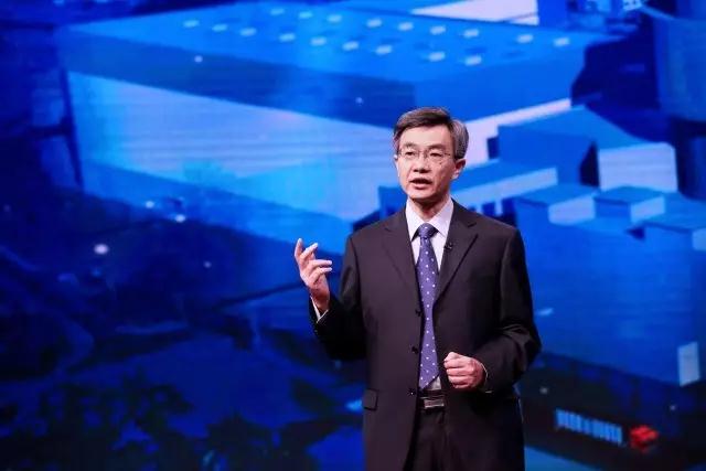 上周日，9月10號(hào)教師節(jié)當(dāng)天，“華龍一號(hào)”總設(shè)計(jì)師邢繼，登上CCTV2《對(duì)話》欄目的舞臺(tái)，同另外兩位總師一起向大家揭秘“國(guó)之重器”背后的中國(guó)故事。福島事故給華龍一號(hào)帶來(lái)什么挑戰(zhàn)？“2011年年底，福島核事故發(fā)生，國(guó)家很快制定了應(yīng)對(duì)策略，提出一個(gè)重要的要求——未來(lái)中國(guó)新建的核電站，必須滿足世界上最高的安全標(biāo)準(zhǔn)