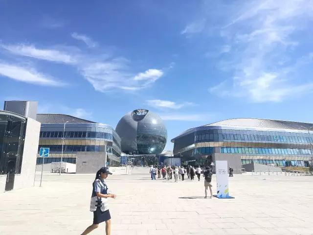 9月10日，歷經(jīng)三個(gè)月的阿斯塔納世博會(huì)正式落下帷幕，在這個(gè)以“未來(lái)能源”為主題的國(guó)際大展上，中廣核作為中國(guó)館官方合作伙伴，面向國(guó)際市場(chǎng)大力推介中國(guó)自主核電技術(shù)，“華龍一號(hào)”迎接著來(lái)自世界各地特別是中廣核目標(biāo)市場(chǎng)國(guó)的政要及觀眾，為世界更深入了解我國(guó)核電技術(shù)搭建了一個(gè)國(guó)際平臺(tái)。據(jù)統(tǒng)計(jì)，阿斯塔納世博會(huì)中國(guó)館在三個(gè)月的展覽中，中國(guó)館共迎來(lái)了16位政府首腦、150位貴賓觀摩，近60萬(wàn)游客參觀，中國(guó)館成為世博會(huì)人氣最高、關(guān)注度最高的展館之一，每天都是門庭若市，門口總是排