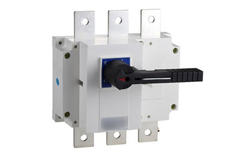 電氣界元老分享自己10年的技術(shù)經(jīng)驗(yàn)，具體內(nèi)容如下：1、隔離開關(guān)運(yùn)行中的檢查？答：①瓷質(zhì)部分應(yīng)清潔完好，無破損裂紋，放電現(xiàn)象②動(dòng)靜觸頭接觸嚴(yán)密，無過熱，松動(dòng)現(xiàn)象③傳動(dòng)機(jī)構(gòu)應(yīng)完好，銷子螺絲無松動(dòng)脫落現(xiàn)象④引線與連接部分接觸良好，無發(fā)熱變色現(xiàn)象2、用隔離開關(guān)進(jìn)行哪些操作？答：①與開關(guān)配合進(jìn)行倒閘操作②拉合無故障的電壓PT和避雷器③接通和切斷無阻抗的并聯(lián)支路3、什么叫設(shè)備的內(nèi)絕緣、外絕緣？答：設(shè)備絕緣中與空氣接觸的部分叫外絕緣，而不與空氣接觸的部分叫內(nèi)絕緣。（在設(shè)計(jì)絕緣時(shí)，都使外絕緣強(qiáng)度低于內(nèi)絕緣強(qiáng)度，這是因?yàn)橥? onError=