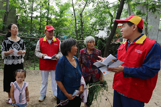 2017年8月13日，國網(wǎng)安徽渦陽縣供電公司黨員服務(wù)隊(duì)員在渦陽縣牌坊鎮(zhèn)前張樓村向群眾宣傳秋季安全用電知識。為保障當(dāng)?shù)剞r(nóng)民朋友秋季用電安全，國網(wǎng)安徽渦陽縣供電公司黨員服務(wù)小分隊(duì)主動放棄“雙休日”休息時(shí)間，走鄉(xiāng)串戶、進(jìn)村下田，向當(dāng)?shù)剞r(nóng)民朋友宣傳安全用電、科學(xué)用電常識，幫助農(nóng)民朋友解決生產(chǎn)生活用電難題，受到農(nóng)民朋友歡迎
