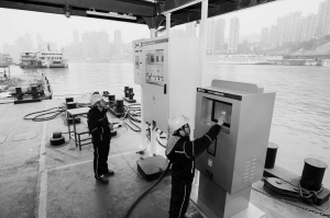 “山城”重慶是我國四個直轄市之一。近年來，國網重慶市電力公司踐行綠色發(fā)展理念，努力推動電能替代，實現了經濟效益、社會效益、環(huán)境效益的“多贏”