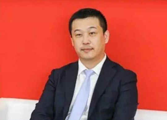 從年初陸?zhàn)┱浇尤伪本┬履茉雌嚑I(yíng)銷有限公司副總經(jīng)理一職，到樂(lè)視一連串調(diào)整，再到如今何小鵬出任小鵬汽車董事長(zhǎng)，今年以來(lái)新能源汽車領(lǐng)域人事變動(dòng)可謂頻繁。有內(nèi)部輪崗，有破格提拔、有管理不善、也有另謀高處