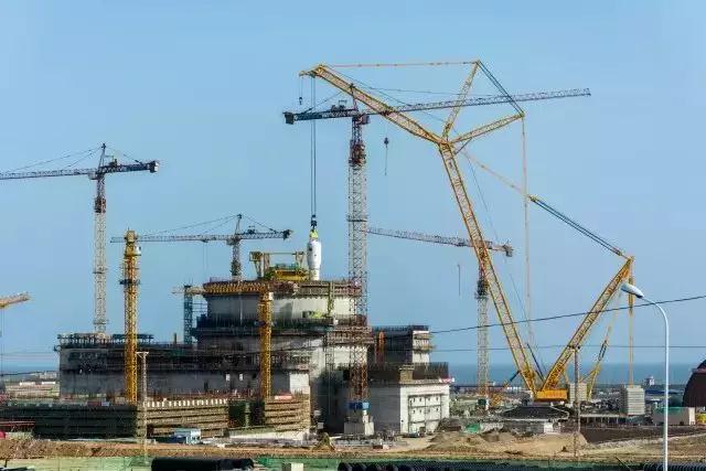 9月10日16時58分,“華龍一號”海外首堆工程——卡拉奇2號（K2）核島首臺蒸汽發(fā)生器吊裝就位，標志著“華龍一號”全球首臺蒸汽發(fā)生器成功實現(xiàn)預引入。K2機組蒸汽發(fā)生器高度約21米，本體重達365噸，吊裝難度極大