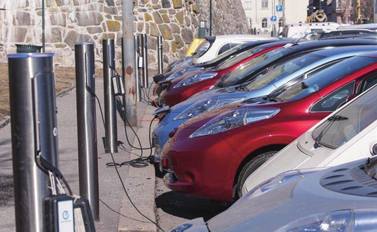 歐洲對(duì)電動(dòng)汽車的需求看漲，帶來(lái)了今年上半年該地區(qū)電動(dòng)車強(qiáng)有力的銷量增長(zhǎng)。分析指出，其主要原因是最近上市的現(xiàn)代Ioniq帶來(lái)了1萬(wàn)輛的增量