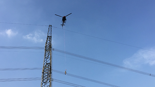 直升機(jī)轟鳴升空，風(fēng)起塵揚(yáng)，一名全副武裝的人員隨之被直升機(jī)吊繩拉升至空中飛行，幾分鐘后準(zhǔn)確該人員穩(wěn)穩(wěn)地坐在高高的高壓電塔的導(dǎo)線上…… 這不是在電影院看好萊塢大片，這是發(fā)生在南方電網(wǎng)廣東公司500千伏襟桂線上的真實(shí)場景。9月13日，在廣東中山市板芙鎮(zhèn)，南方電網(wǎng)公司將直升機(jī)帶電作業(yè)應(yīng)用于在運(yùn)行超高壓輸電線路，屬國內(nèi)首次，并取得圓滿成功