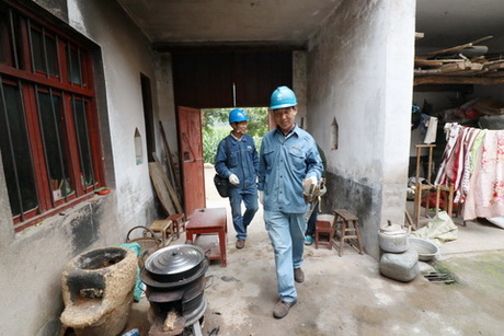 河南濟源供電公司以客戶滿意為導(dǎo)向，扎實開展用戶走訪活動，認真聽取意見和建議，并按照重點項目、重要客戶、居民用戶等細分客戶群體，精準(zhǔn)把脈用戶用電需求，對用戶的用電難題，進行現(xiàn)場解疑釋惑，著力提升服務(wù)質(zhì)量。9月11日，該公司大峪供電所供電服務(wù)人員深入到轄區(qū)內(nèi)偏看村，對用戶進行走訪，并現(xiàn)場消除用戶用電隱患