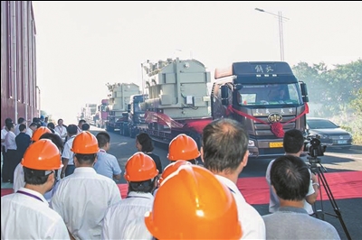 中國(guó)高鐵首套智能化變電站昨天下午從常州發(fā)往京沈高鐵線的阜新?tīng)恳尽Ｔ撟冸娬敬钶d著由常州太平洋電力設(shè)備（集團(tuán)）有限公司自主研發(fā)的世界首臺(tái)超低損耗、大容量、節(jié)能環(huán)保型卷鐵心軌道交通牽引變壓器