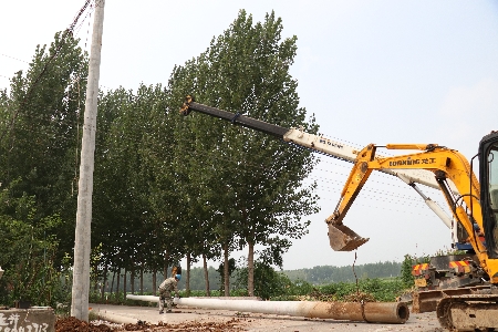 8月22日，濟(jì)源供電公司組織人員對梨林鎮(zhèn)東許村的供電線路進(jìn)行升級改造，共更換線桿6基，改造線路630余米，新增200千伏安變壓器一臺，進(jìn)一步改善了臺區(qū)末端用戶的供電質(zhì)量，有效提升了該村的供電可靠性。(楊戰(zhàn)營)

  
  
  