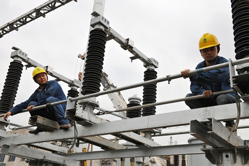 入秋氣溫下降，濟(jì)源供電公司利用負(fù)荷較輕有利時(shí)機(jī)，對(duì)110千伏三湖變電站進(jìn)行升級(jí)改造，圖為8月27日，該公司施工人員放棄休息奮戰(zhàn)在變電站改造現(xiàn)場(chǎng)。

  
  
  