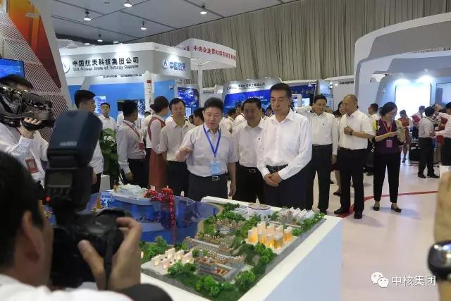 9月14日，由國(guó)資委主辦的“中央企業(yè)貫徹落實(shí)新發(fā)展理念、深入實(shí)施創(chuàng)新驅(qū)動(dòng)發(fā)展戰(zhàn)略、大力推動(dòng)雙創(chuàng)工作成就展”（以下簡(jiǎn)稱央企創(chuàng)新成就展）在京開幕。國(guó)務(wù)委員王勇在國(guó)資委黨委書記郝鵬，國(guó)資委主任、黨委副書記肖亞慶的陪同下參觀了中核集團(tuán)展臺(tái)，中國(guó)核電董事長(zhǎng)、黨委書記陳樺受集團(tuán)公司委托向王勇介紹了華龍一號(hào)、玲龍一號(hào)以及中核質(zhì)子治療等情況