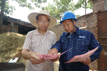 為進(jìn)一步強(qiáng)化“三夏”期間用電安全管控，濟(jì)源供電公司組織供電服務(wù)人員每天逐片對(duì)麥場(chǎng)進(jìn)行巡視，重點(diǎn)對(duì)私拉亂扯、掛鉤用電、導(dǎo)線裸露以及無(wú)漏電保護(hù)裝置等不規(guī)范、不安全的用電行為進(jìn)行集中排查，發(fā)現(xiàn)一例，糾正一例，積極引導(dǎo)麥?zhǔn)沼脩艨茖W(xué)合理、依法合規(guī)安全用電，確保用戶用電的規(guī)范性、安全性。同時(shí)，加大電力設(shè)施保護(hù)宣傳，認(rèn)真講解線下焚燒秸稈的危害，告誡農(nóng)戶加強(qiáng)電力設(shè)施保護(hù)，嚴(yán)防因焚燒秸稈和涉農(nóng)機(jī)械碰撞導(dǎo)致的跳閘停電等事件發(fā)生