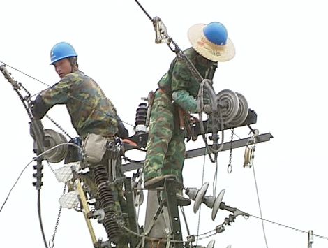 進(jìn)一步推動和深化改革，完善社會主義市場經(jīng)濟(jì)體制，實現(xiàn)中長期的發(fā)展目標(biāo)，是中共十八大提出的重點任務(wù)之一。近十年間，與其他部門相比較，中國能源部門的改革顯得停滯和落后