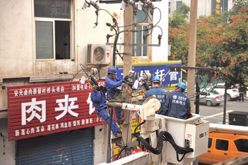 9月4日，濟(jì)源供電公司工作人員在日常巡視中發(fā)現(xiàn)10千伏宣化東線東園支線7號(hào)桿跌落開關(guān)燒壞，立即進(jìn)行更換，并采取帶電作業(yè)方式確保主線路供電。

  
  
  