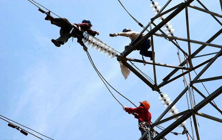 2002年2月，國務(wù)院下發(fā)《關(guān)于印發(fā)電力體制改革方案的通知》(亦稱“五號文件”)。電力體制第二輪改革啟動，確定政企分開、廠網(wǎng)分開、主輔分離、輸配分開和競價上網(wǎng)五大任務(wù)