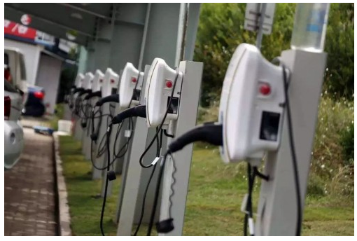 電動汽車車主一邊抱怨充電樁太少,滿足不了充電需求;另一邊,充電運營商則表示充電樁使用率太低,無法盈利。截至2017年6月,全國范圍內(nèi)聯(lián)盟內(nèi)成員單位總計上報公共類充電樁17.1609萬個,比2015年年底時翻了3倍以上,平均使用率不足10%