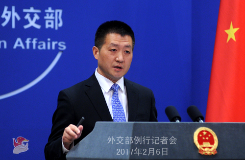 
            	外交部發(fā)言人陸慷6日表示，中方希望日本政府能夠就如何采取有效措施切實消除核泄漏事故產生的影響作出負責任的說明。當日例行記者會上，有記者問：據報道，東京電力公司根據最新對福島第一核電站2號機組內部拍攝的視頻圖像分析估測，2號機組安全殼內部最大輻射可能達到每小時530希沃特，人如果暴露在這種輻射中幾十秒即可致死