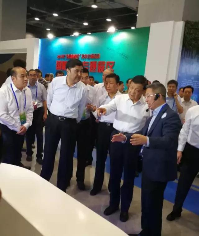 9月17日，黨和國家領(lǐng)導(dǎo)人劉云山、李源潮、劉延?xùn)|、萬鋼、劉奇葆等在北京中國科學(xué)技術(shù)館參觀“科普中國——綠色核能主題展覽”，重點(diǎn)駐足中廣核“華龍一號(hào)模擬主控室”，聽取了中廣核總經(jīng)理張善明的相關(guān)匯報(bào)。“綠色核能主題科普展覽”致力于廣泛普及核科學(xué)技術(shù)知識(shí)，宣傳綠色核能發(fā)展理念，提升全民科學(xué)素質(zhì)