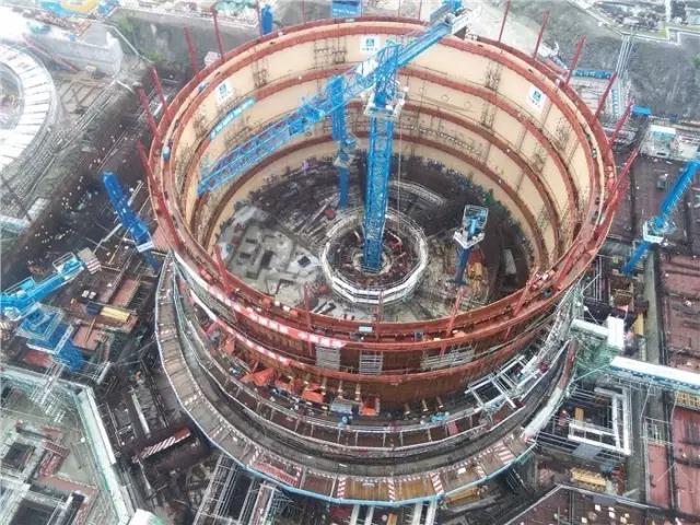 9月13日，防城港華龍一號(hào)示范項(xiàng)目3號(hào)機(jī)組內(nèi)部結(jié)構(gòu)+1.2米板混凝土正式澆筑完成，這為年底實(shí)現(xiàn)內(nèi)部結(jié)構(gòu)+11.6米的中廣核高目標(biāo)，打下了堅(jiān)實(shí)基礎(chǔ)。據(jù)了解，核電站反應(yīng)堆廠房的蒸汽發(fā)生器、主泵、穩(wěn)壓器卸壓箱等大部分主要設(shè)備都布置在內(nèi)部結(jié)構(gòu)+1.2米板這一結(jié)構(gòu)層上，華龍一號(hào)示范項(xiàng)目3號(hào)機(jī)組內(nèi)部結(jié)構(gòu)+1.2米板混凝土澆筑的順利完成，對(duì)后續(xù)系列重要施工的順利推進(jìn)而言意義重大