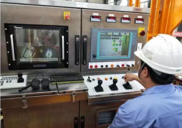 9月14日，全球首臺(tái)"華龍一號(hào)"全自動(dòng)數(shù)控裝卸料機(jī)制造成功，這是由我國自主創(chuàng)新，擁有完整自主知識(shí)產(chǎn)權(quán)的三代核電技術(shù)。裝卸料機(jī)是核電站保障核燃料組件安全的關(guān)鍵設(shè)備之一，它的主要功能是實(shí)現(xiàn)新燃料入堆的裝入和乏燃料出堆的取出，整個(gè)過程要求安全、準(zhǔn)確、迅速