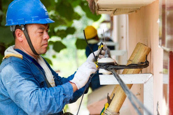 
            	　　OFweek電力網(wǎng) 近日，國(guó)家電網(wǎng)滑縣供電公司圓滿完成了2016年新一輪農(nóng)網(wǎng)2項(xiàng)示范工程的建設(shè)任務(wù)，并得到國(guó)家電網(wǎng)公司對(duì)于工程建設(shè)效果的充分肯定?；h新一輪農(nóng)網(wǎng)改造升級(jí)示范工程的開(kāi)工建設(shè)，標(biāo)志著滑縣公司新一輪農(nóng)網(wǎng)改造升級(jí)工程全面啟動(dòng)