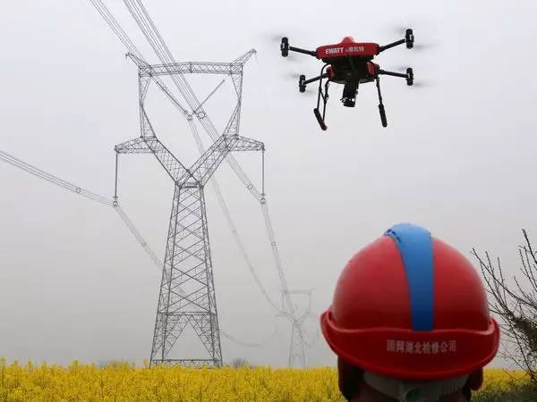 
            	在我們的生活中你會(huì)見到各種不同高度的鐵塔，你是否會(huì)有疑問，為什么鐵塔架設(shè)的高度不一樣？先說說輸電桿塔的概念，輸電導(dǎo)線是由輸電桿塔一段一段撐起來的，高電壓等級(jí)的用“鐵塔”，低電壓等級(jí)的比如居民區(qū)里見的一般用“木頭桿”或“水泥桿”，合起來統(tǒng)稱“桿塔”。高電壓等級(jí)的線路需要有更大的安全距離，所以要架得很高，只有鐵塔才能有能力負(fù)擔(dān)數(shù)十噸的線路，一根電線桿架不了這么高、也沒這么大支撐力，所以電線桿都是較低電壓等級(jí)的