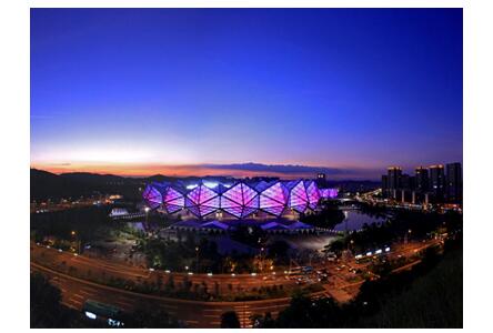 
            	龍崗區(qū)位于深圳市東北部，連續(xù)多年被國家評為“全國科技進(jìn)步先進(jìn)城區(qū)”。隨著信息量的爆炸式發(fā)展，如何構(gòu)建信息互聯(lián)互通、融合共享的開放大數(shù)據(jù)生態(tài)已經(jīng)上升為決定龍崗公安科技信息化水平的戰(zhàn)略問題：對城市安全隱患進(jìn)行全覆蓋、無死角、滾動式和動態(tài)化監(jiān)管，推動相關(guān)部門收集各種社會數(shù)據(jù)信息，加大數(shù)據(jù)治理、統(tǒng)籌、共享力度，加強(qiáng)對基礎(chǔ)數(shù)據(jù)的深度開發(fā)和應(yīng)用，成為有效服務(wù)打防管控各項(xiàng)業(yè)務(wù)工作的重點(diǎn)