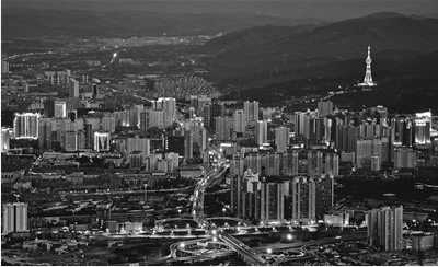 
            	電力脈搏下的城市進(jìn)行農(nóng)網(wǎng)改造升級“現(xiàn)在村里電器普及率很高，家家都配上了電暖器、電灶。‘樓上樓下，電燈電話’不算啥