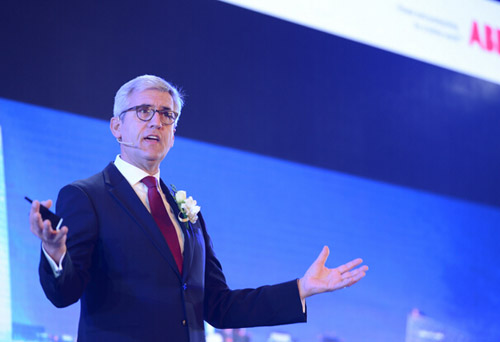 
            	 　　北京，2014年11月26日——在今天舉行的第二屆“ABB電力世界”上，電力和自動(dòng)化技術(shù)集團(tuán)ABB以“綠色電力，美好生活”為主題，通過(guò)豐富的產(chǎn)品和系統(tǒng)展覽和60多場(chǎng)技術(shù)講座全面展示ABB在數(shù)字化發(fā)電、特高壓直流輸電、智能變電站、智能配電等領(lǐng)域的領(lǐng)先技術(shù)，以及應(yīng)用在石油石化、半導(dǎo)體、有色金屬、輕工業(yè)、鐵路、商業(yè)樓宇以及數(shù)據(jù)中心等行業(yè)的用電解決方案，彰顯其在電力領(lǐng)域的研發(fā)實(shí)力以及在智能技術(shù)領(lǐng)域的